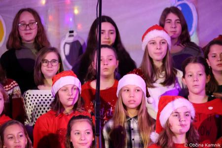 Miklavžev koncert na Osnovni šoli Toma Brejca napolnil telovadnico do zadnjega kotička (6)